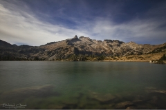 Le massif du Néouvielle est un massif de montagnes de la chaîne des Pyrénées situé dans le département des Hautes-Pyrénées en région Occitanie, en France. Il mesure 25,5 km de long pour 17 km de large, et culmine au pic Long à 3 192 mètres.