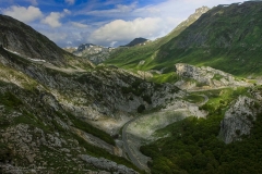 La vallée d'Ossau est une vallée des Pyrénées françaises, située en Béarn dans le département des Pyrénées-Atlantiques en région Nouvelle-Aquitaine. Ses habitants sont les Ossalois.